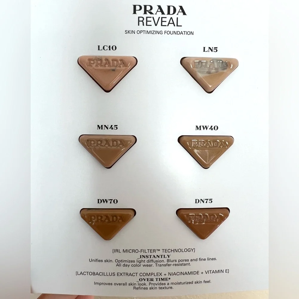 5 for 25⚡️Prada Reveal Skin Optimizing Soft Matte Foundation 3.3g Sample Card